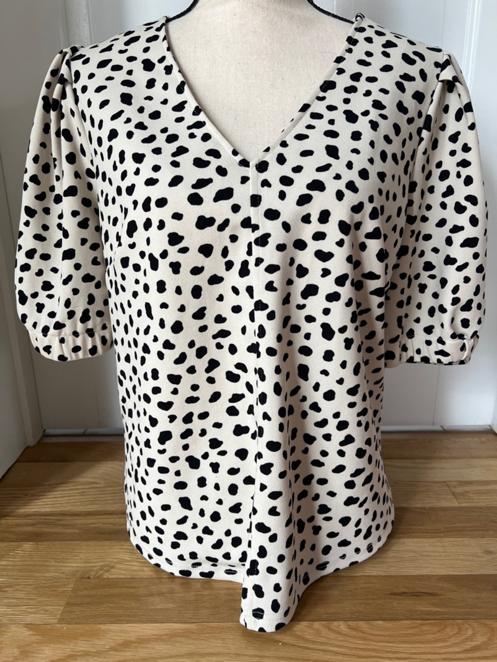 MELLODAY Cream/Black Spot V-Neck Short Balloon Sleeve Top, Back 1/4 Zip, Size XL